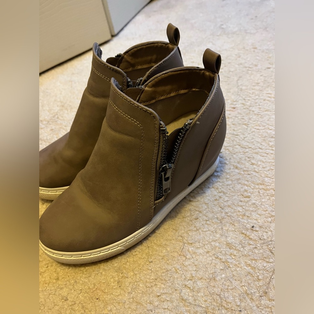 Women’s size 6 Outwoods shoes